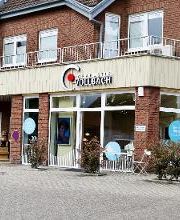 Außenansicht gesamt mit dem Restaurant links und den Hinweisschildern der anderen Mieter.