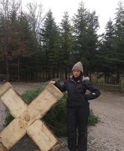 Christbaumständer in allen Größen. Ein Kreuz mit den zu kleinen Christbaumständern :)