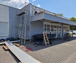 Professionelle Fassaden- und Blechverkleidungen in Weißenthurm bei Neuwied und im Raum Mayen-Koblenz. Maßgeschneiderte Metall- und Kantarbeiten für Gewerbe- und Wohngebäude sorgen für langlebigen Witterungsschutz, moderne Optik und fachgerechte Gebäudeabdichtung.