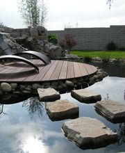 Koiteich mit Trittsteinen