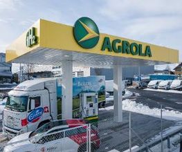 AGROLA Tankstelle mit Ansicht der Wasserstoff-Tankstelle. Emmi-Wasserstoff-LKW mit im Bild.