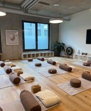 Grosszügiger, moderner, heller Yoga- und Seminarraum