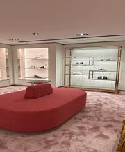 Vista interna della boutique Roger Vivier con esposizione delle collezioni di scarpe e accessori di lusso. Un ambiente raffinato e armonioso pensato per offrire un’esperienza di shopping esclusiva.