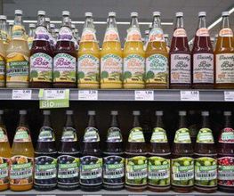 GETRÄNKE
Über 250 Quadratmeter erstreckt sich unser Getränkemarkt, den Sie unter dem Dach des EDEKA Henle finden. Hier erhalten Sie alkoholfreie Getränke wie verschiedene Sorten Wasser, fruchtige Säfte sowie süße Softdrinks. Doch auch Liebhaber regionaler und überregionaler Biere und insbesondere diejenigen, die sich gerne heimische oder internationale Weine schmecken lassen, kommen bei uns auf Ihre Kosten. Gerne weisen wir Sie auf unsere Weinexperten hin, die Ihnen zu jedem Gericht den passenden Tropfen empfehlen können. Sprechen Sie uns einfach an und wir helfen Ihnen, den perfekten Wein für Sie zu finden.