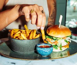 Alle unsere Burger werden in einem Brioche Bun und mit Tomaten, Salat und Mauri Dressing serviert. Sie können wahlweise mit Pommes oder Beilagensalat bestellt werden.