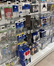 Vous cherchez une console de jeux pour vous-même ou pour offrir ? En attendant l’arrivée des deux consoles Next-Gen en fin d’année avec la PlayStation 5 et la Xbox Series X qui seront bientôt en précommande sur cette page, retrouvez tous les modèles des meilleures consoles de jeux du moment ! L’incontournable Nintendo Switch (classique ou Lite plus compacte), la référence PlayStation 4 (classique, Slim plus facilement transportable ou Pro plus puissante) et la Xbox One (modèles S plus léger et X plus puissant) sont tous disponibles chez Boulanger.