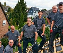 Unser Team besteht aus dem Firmeninhaber Dachdeckermeister Thomas Kantelberg, fünf Dachdeckergesellen, einem Auszubildendem, einem Helfer und einer Bürokraft.