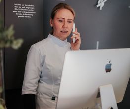 Nette und offene Kommunikation mit Kunden im Kosmetikstudio von Margarita M. Cosmetics in Remscheid