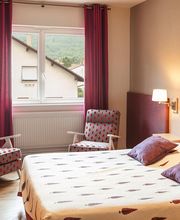 Chambre double hôtel les Remparts. Situation calme.