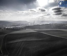 Schwarz Weiß Panorama über der Stadt Obernburg