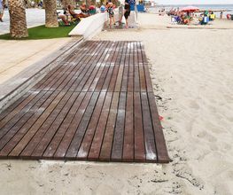 Nuestras pasarelas de playa están fabricadas con perfiles de plástico 100% reciclado / 100% reciclables, procedentes de residuos urbanos, industrial y doméstico; los que ofrecen innumerables beneficio