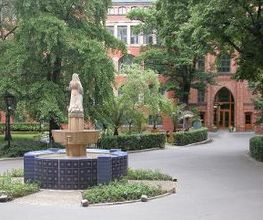 Innenhof im St. Hedwig-Krankenhaus mit Agathabrunnen