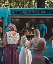 FirstLoveCoffee GmbH - Kaffee Catering Berlin - Kaffeeanhänger bei einer Hochzeit mit Brautpaar und Gästen, Bio-Kaffee, Tee und frische Waffeln als besonderes Catering für Hochzeitsfeiern.