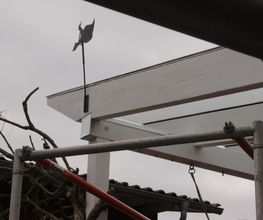 ... und durch neue Holzbauteile ergänzt vor Staunässe geschützt.