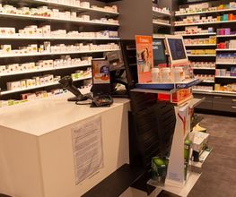 Pharmacie-Amavita-Portes-Rouges-caissier
