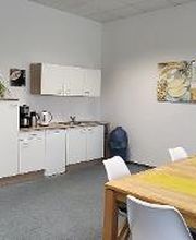 Küche mit Küchengeräten und Kühlschrank