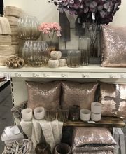 Decoflora GmbH gehört zu einem der führenden Blumen- und Dekogrosshandels - Märkten in der Region Basel.
Mit kompetenter Beratung, hohen Qualitätsansprüchen und engagierter Arbeitsweise möchten wir dafür sorgen, dass unsere Kunden rundum zufrieden gestellt werden.