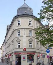 Aussenansicht der Heilig-Kreuz-Apotheke