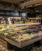 Obst und Gemüse
Eine tägliche Frische ist beim Obst und Gemüse besonders wichtig. Deshalb achten wir für dich
darauf besonders. Für frische Produkte sind regionale Anbieter die beste Wahl und wir arbeiten mit vielen zusammen. Unsere Kartoffeln und Erdbeeren erhalten wir zum Beispiel vom Fruchthof Graue. Auch Spargel und Kürbisse sind aus der Region und haben nur kurze Transportwege. Außerdem beliefern uns der Hof Wichman aus Pasum und Husmans Obstgärten aus Borstel. Diese Qualität und Frische bekommt man nur hier in der Region. Auch für unsere Salate sind frische Produkte wichtig. Wir bereiten diese vor Ort zu und du kannst an der Salatbar zugreifen. Daneben gibt es auch exotische Obst- und Gemüsesorten und gekühlte Früchte, wie zum Beispiel in unserer Beerentruhe. Es ist sicher auch für dich etwas dabei.