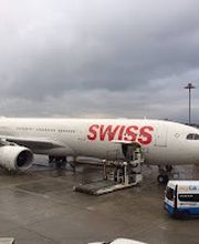 easyCab medical Krankentransportfahrzeug am Flughafen vor einem Flugzeug der SWISS