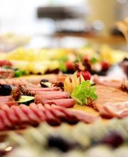 Wir bieten Ihnen gerne Catering für bis zu 30 Personen. Wählen Sie zum Beispiel Kassler und Sauerkraut, Spießbraten und diverse Salate, Käse-, Wurst- und Räucherfischplatten.