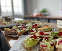 Häppchen für Besucher:innen beim Tag der offenen Tür. 