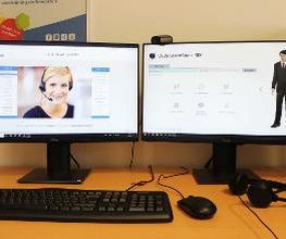 Arbeitsplatz mit zwei Bildschirmen, einer Tastatur, Maus und Headset.