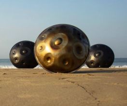Die Svaraa Handpans sind extrem ausgewogene und professionelle Musikinstrumente, die sich ideal für Studioaufnahmen und Konzerte eignen. Durch ihre leichte und vielseitige Spielbarkeit eignen sie sich natürlich ebenso für ambitionierte Anfänger, wie erfahrene Handpan Spieler.
Du kannst die Black Magic Handpan im Handpan Showroom Stuttgart ausprobieren und kaufen oder bei www.Handpan.World online bestellen.