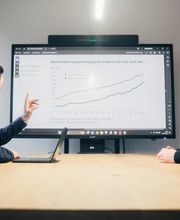 Effektive Service- und Finanzdienstleistungen der Elbers GmbH: Makler Elbers und sein Team sind Experten für Versicherungen, Immobilien und Baufinanzierungen
Die Elbers GmbH ist Ihre zuverlässige Adresse, wenn es um umfassende Service- und Finanzdienstleistungen geht. Unser Unternehmen bietet eine breite Palette von Dienstleistungen, die von Versicherungen über Immobilien bis hin zur Vermittlung von Baufinanzierungen reichen. Unsere Kernwerte sind unabhängige Beratung, hervorragender Service und maßgeschneiderte Lösungen, die den Bedürfnissen unserer Kunden gerecht werden.