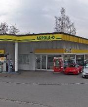 AGROLA Tankstelle in Bischofszell bei Opel Garage. Rotes Auto bei Parkplatz und roter Selecta Automat. 