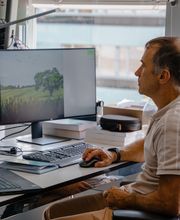 Darwin Edge Swiss AI Agency: employee working