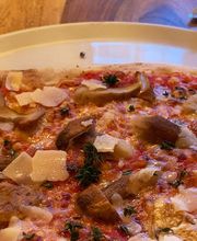 Pizza essen in Wangen
Mit frischer Tomatensauce und hochwertigen Belägen backen wir unsere Pizzen frisch in unseren heißen Pizzaofen.
Eine kreative Küche liegt uns am Herzen und so lassen wir uns immer wieder von verschiedenen Zutaten inspirieren. Gerade bei der Pizza lässt uns hier viel Raum für Ideen. Lassen Sie sich überraschen!