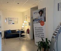 Aufenthaltsbereich mit Flyerständer und großem WBS Aufsteller