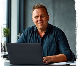 Maximilian Braig am Laptop bei der Arbeit