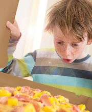 Junge mit MUNDFEIN Pizza