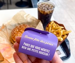 « Cher BK, on remet ça pour les papas ? » 🍔👑
Un Whopper bien chaud…
et un petit carré de bonheur à savourer 🍫✨
BK s’occupe de tout (même de faire plaisir 😉)