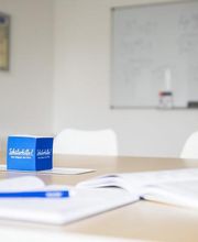 Nahaufnahme der Lernmaterialien im Unterrichtsraum der Schülerhilfe Oelde