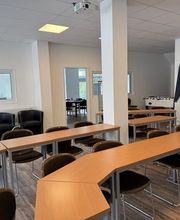 Academy Fahrschule Baumann - Stuttgart Vaihingen - Moderner Unterrichtsraum einer Fahrschule in Stuttgart-Vaihingen mit mehreren Sitzplätzen, Lernbereich und angenehmer Umgebung für Fahrschüler.