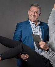 Jung mit Mitarbeiter