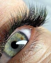 MOÈ Nails & Beauty Natürliche Wimpernverlängerung in Augsburg mit leichtem Farbakzent.