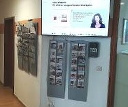 Flyeraufsteller und Fernseher mit WBS Werbung