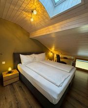 Hotel Restaurant Ronalp Bürchen
«Wir laden dich ein als Gast zu kommen und als Freund wiederzukehren!»
Wir freuen uns, deinen Aufenthalt so angenehm wie möglich zu gestalten, damit dein Besuch im Ronalp ein Erlebnis wird. Du als unser Hotelgast sollst unsere Vision fühlen und erleben.