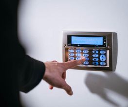 Kontrollpanel einer Alarmanlage