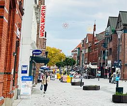 Die Schülerhilfe Winsen befindet sich mitten in einer Fußgängerstraße über dem Bekleidungsgeschäft Street One in der 1. Etage, Hauseingang seitlich.