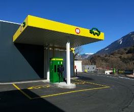 Borne de recharge d'AGROLA St-Maurice; Ladestation in Saint-Maurice; 2 x CCS-Combo, max. 150kW
1 x CHAdeMO, max. 50kW