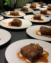 Geschlossene Gesellschaft Saftiger Brownie mit Karamellsoße und Walnuss – der süße Abschluss eines unvergesslichen Abends bei Geschlossene Gesellschaft Hamburg.