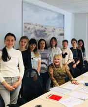 Gruppenbild von Ukrainerrinnen die bei WBS TRAINING Deutsch lernen.