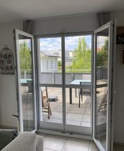 Insektenschutz Meyer GmbH
Insektenschutz Pendeltüre mit Trittschutz, für die einfache Öffnung per Fusskick sowie mit Gewebe UltraView, für die perfekte Durchsicht.