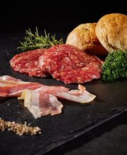 Im Online-Shop der Metzgerei Gränitz finden Sie alles für den perfekten Burger: saftig-würzige Burger Patties und luftige Burger Buns in bester Metzgerqualität. Entdecken Sie exklusive Wagyu Burger Patties mit feiner Marmorierung und intensiver Aromatik sowie kräftige Black Angus Patties, die mit ihrem vollmundigen Geschmack begeistern. Ob Wagyu Patty, Angus Burger Patty oder klassisches Rindfleisch-Patty – jedes Stück wird aus hochwertigem Fleisch frisch hergestellt, perfekt geformt und ideal zum Grillen oder Braten. Für echten Gourmet-Genuss – direkt aus der Metzgerei Gränitz.