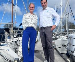 Welkom bij Schepenkring Kortgene, uw betrouwbare partner in jachtbemiddeling. Gevestigd in het sfeervolle Delta Marina in Kortgene staan Jonas, Evelien en Vivian dagelijks voor u klaar. Met hun passie voor watersport en jarenlange ervaring in de jachtmakelaardij begeleiden zij u persoonlijk bij de aan- of verkoop van uw schip. Heldere communicatie en transparantie tussen koper en verkoper staan bij ons centraal – een essentieel ingrediënt voor een succesvolle transactie.